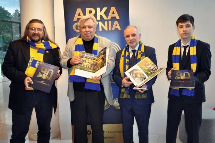 90 lat Klubu Arka Gdynia Na 120 stronach w barwach słońca i nieba
