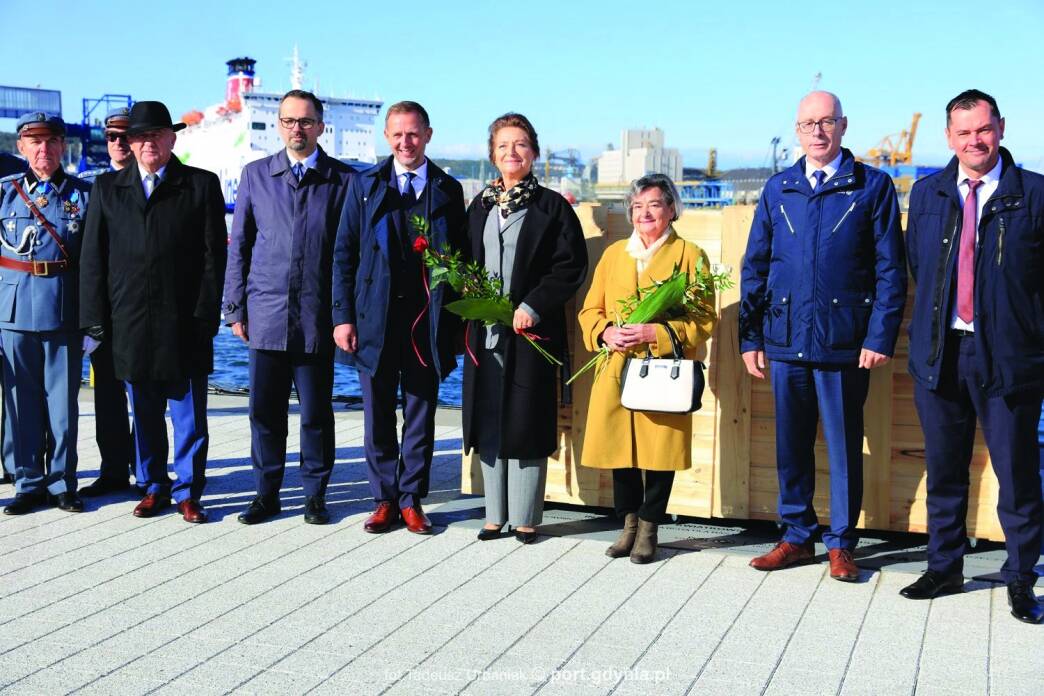 Ławeczka budowniczych Portu Gdynia stanęła na Ostrodze Pilotowej w Porcie Gdynia